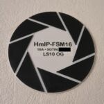 Ein Aperture Science Logo auf dem Federdeckel des Verteilers in meinem Büro. Federdeckel