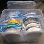 Meine Sammlung an Filamenten in Vakuumbeuteln in einer großen Box. Hier passen 24 Rollen je 1000g rein. Filament Box