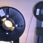 Zwei Filament-Spulen im Größenvergleich: Links gängige 1000g, rechts eine Proberolle mit 150g Filament Spulen