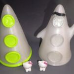 Zwei Tentacle aus dem Spiel "Day of the Tentacle", beide nachtleuchtend (links grün rechts blau), dazu zwei Mini Kitties, die nur 1,5cm hoch sind. 3D-Figures